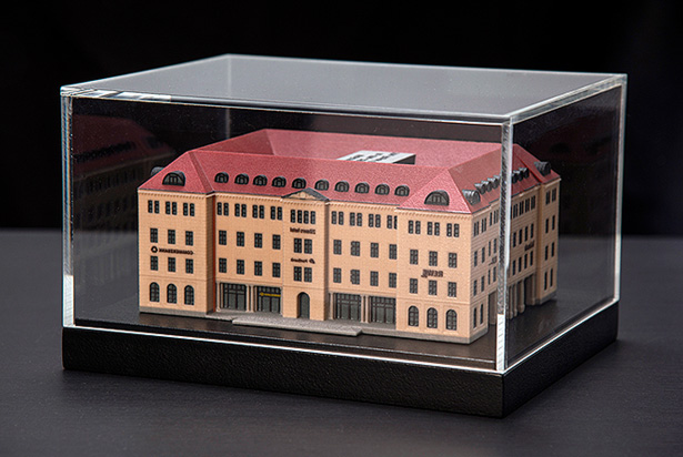 3D-Architektur 25 Hours Hotel Glasvitrine